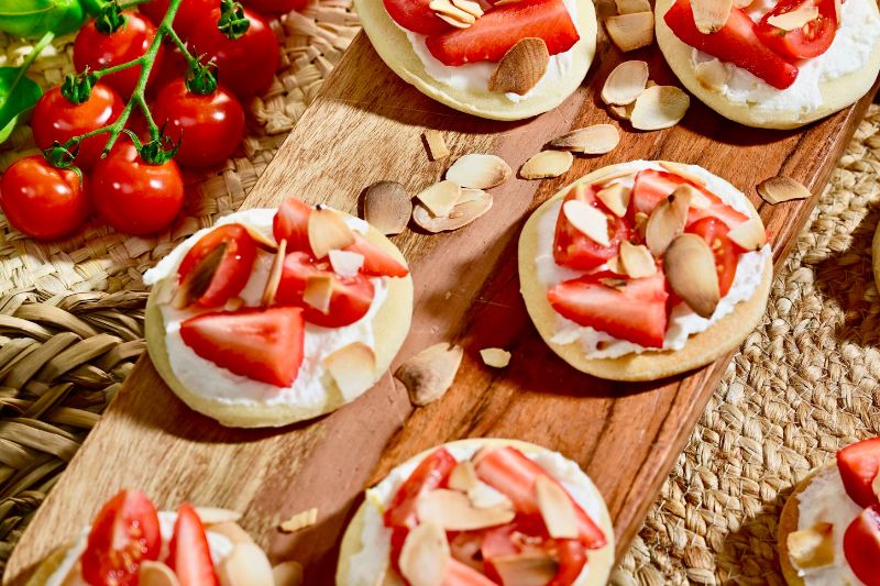 Mini-pizzas sucrées à la tomate