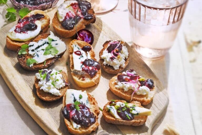 Tartines fromagères et compotée de cerises