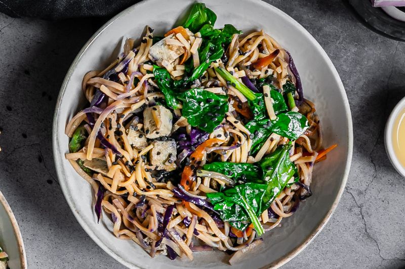 Wok de nouilles et légumes