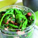 Wok d’épinards aux noisettes