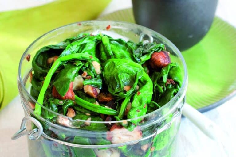 Wok d’épinards aux noisettes