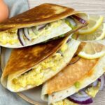 Wraps avocat oeufs brouillés