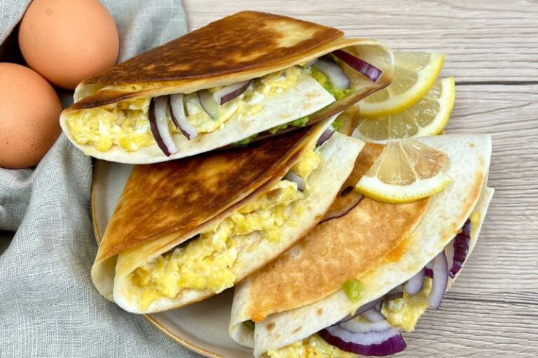 Wraps avocat oeufs brouillés