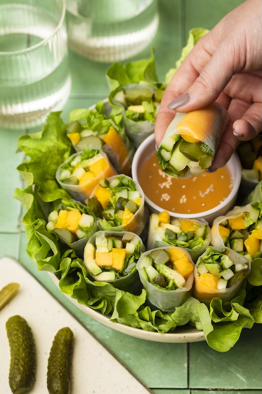 recette de Rouleaux de printemps à la mangue et aux cornichons