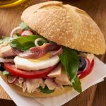 Pain bagnat au thon et aux anchois