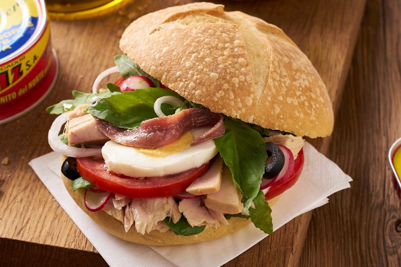 Pain bagnat au thon et aux anchois