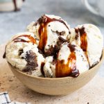 Glace vanille aux éclats de brownie