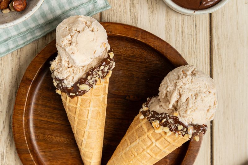 Glace à la noisette et cône gourmand