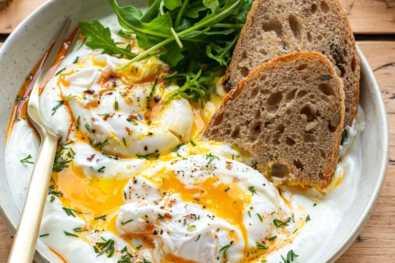 Oeufs à la turque à l’aneth