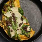 Omelette aux asperges et à la tapenade noire