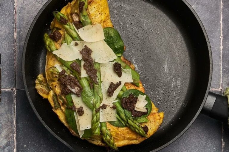 Omelette aux asperges et à la tapenade noire
