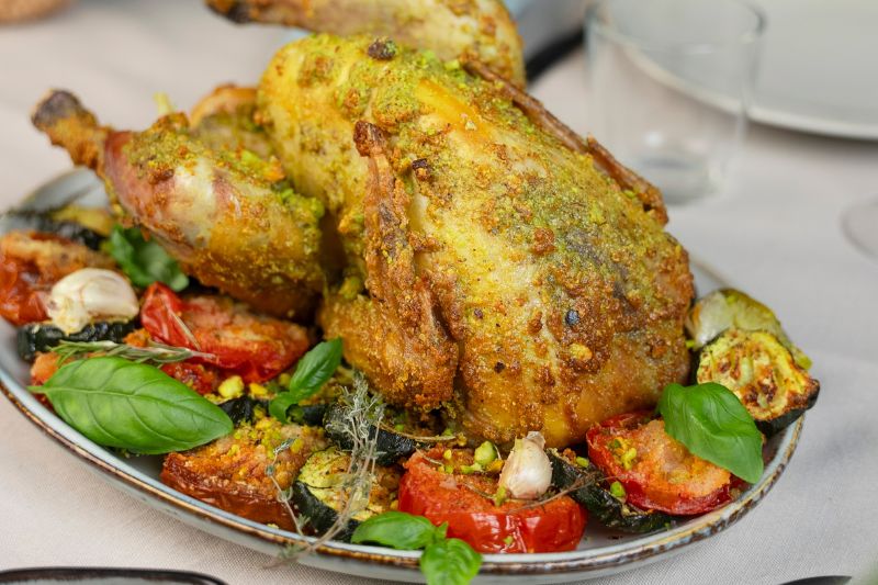 Pintade entière au pesto de pistache