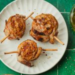 Roulades d’agneau à la harissa et poivrons