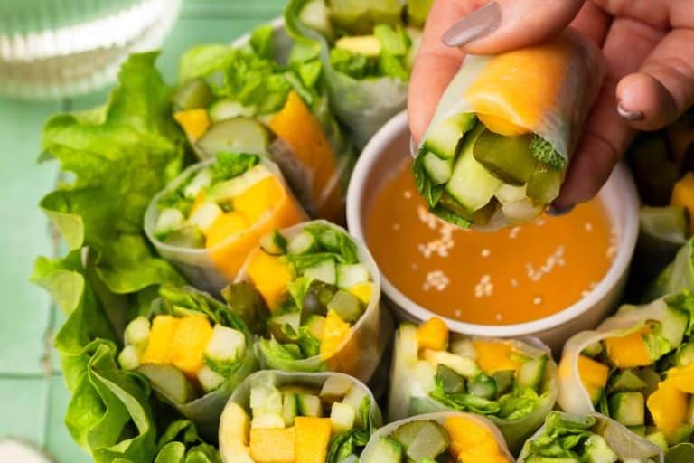 Rouleaux de printemps à la mangue et aux cornichons