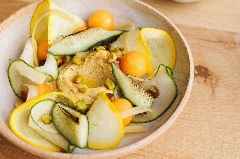 Salade de légumes et houmous de pistache
