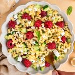 Salade de coquillettes et framboises