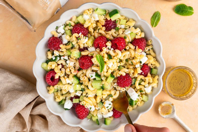 Salade de coquillettes et framboises