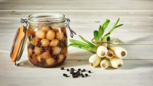recette Oignons blancs aux raisins de Corinthe