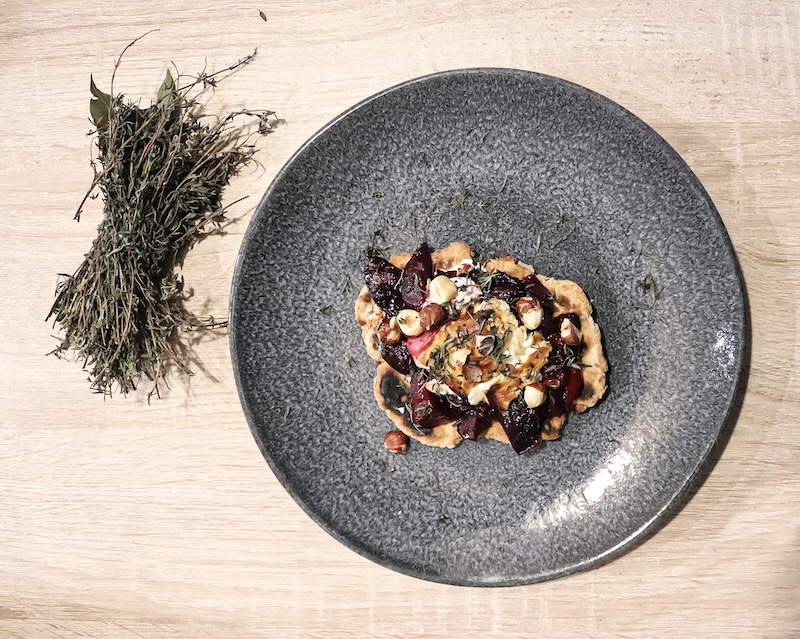 recette de Feta rôtie sur lit de prunes rouges