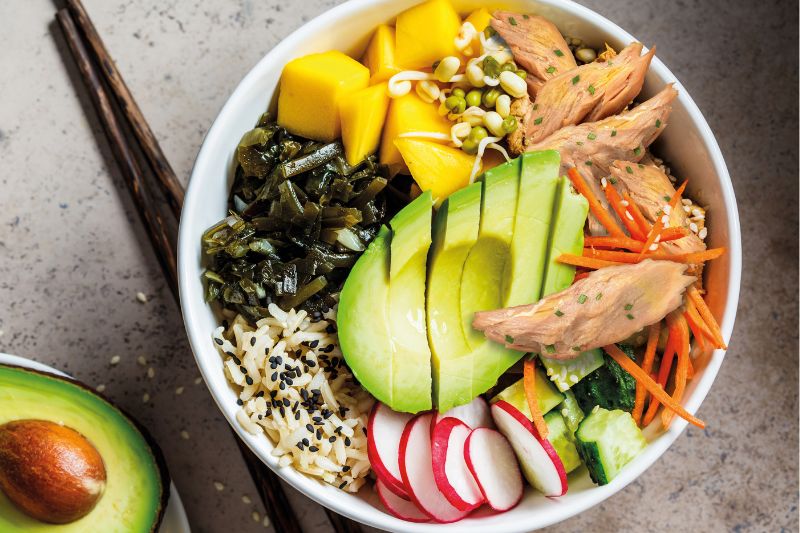 Poke bowl aux effilochés de thon