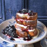 Brioche perdue aux myrtilles et aux mûres