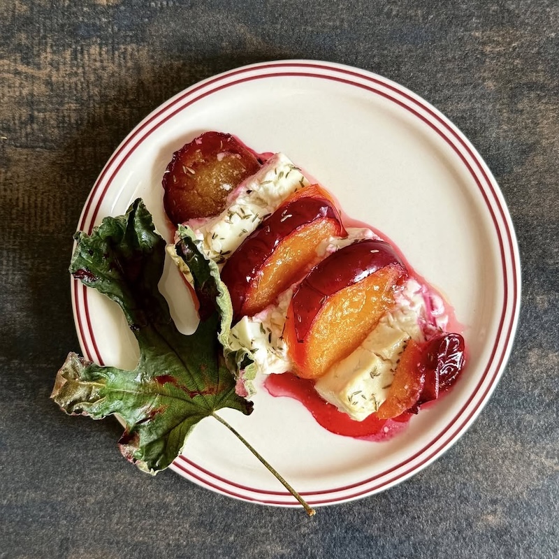 recette de Feta et prunes en feuilles de figuier