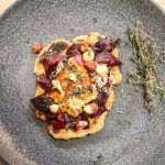 Feta rôtie sur lit de prunes rouges