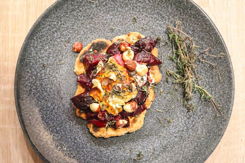 Feta rôtie sur lit de prunes rouges