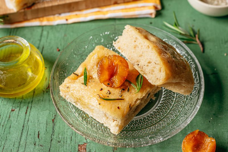 Focaccia aux mirabelles et romarin