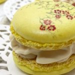 Macarons au caramel salé et prunes
