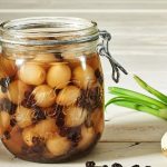 Oignons blancs aux raisins de Corinthe