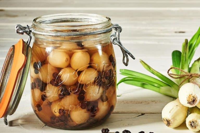 Oignons blancs aux raisins de Corinthe