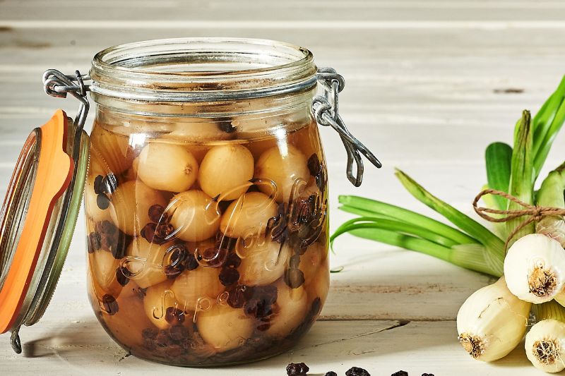 Oignons blancs aux raisins de Corinthe