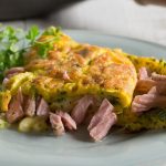Omelette au thon et aux oignons