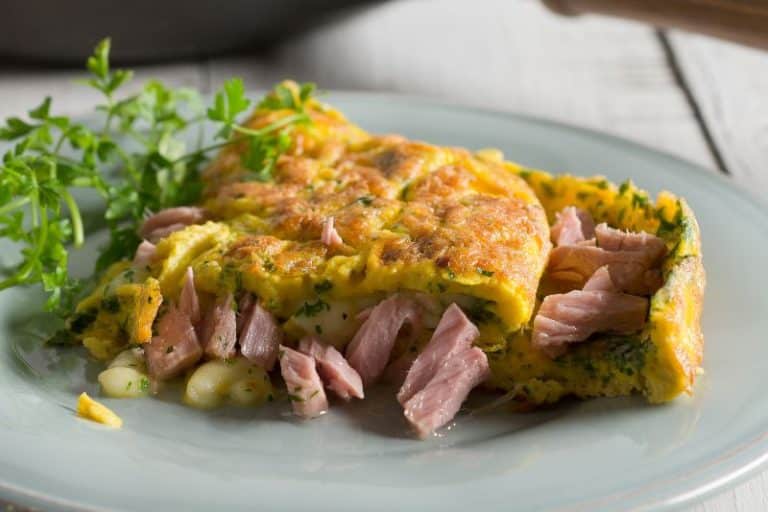 Omelette au thon et aux oignons