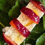 Feta et prunes en feuilles de figuier