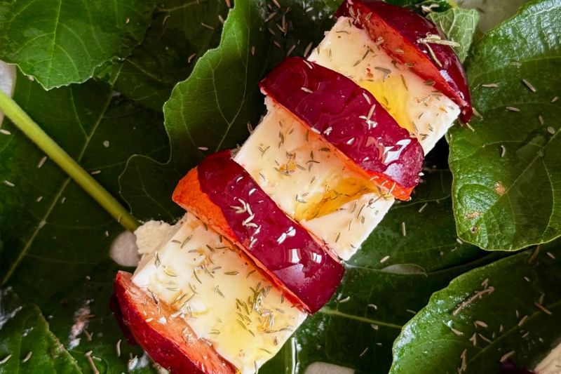 Feta et prunes en feuilles de figuier