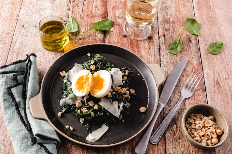 recette de Wok d’épinards aux noisettes et au Parmesan