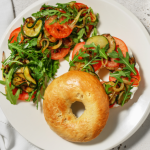 Bagel aux légumes du soleil et mozzarella