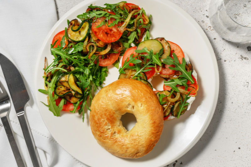 Bagel aux légumes du soleil et mozzarella