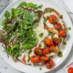 Bruschetta aux tomates et crème de basilic