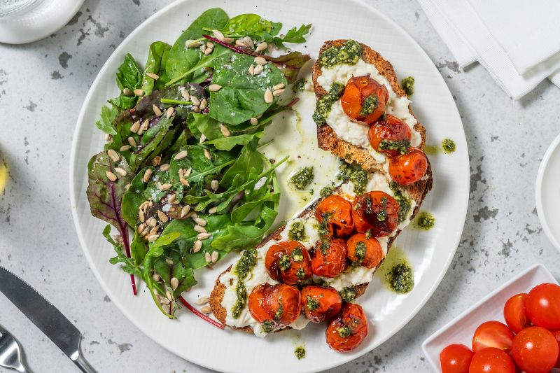 Bruschetta aux tomates et crème de basilic