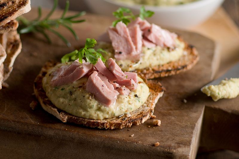 Crostini au thon et pois chiches