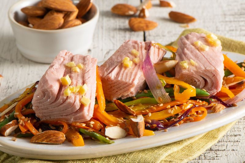Filets de thon aux légumes sautés