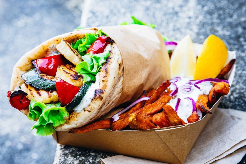 Kebab aux légumes grillés et halloumi