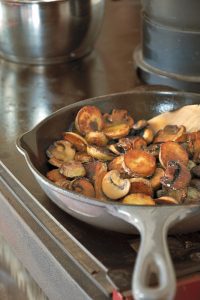 recette de Poêlée de pommes de terre aux champignons