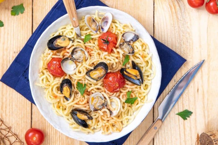 Spaghetti courts aux coquillages et tomates