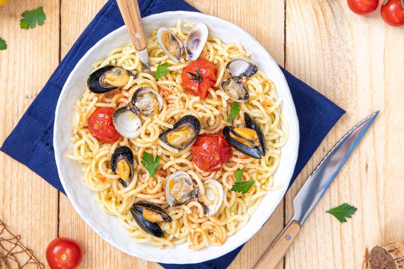 Spaghetti courts aux coquillages et tomates