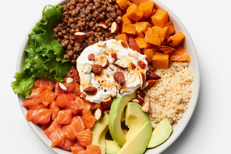 Poke bowl au saumon et aux lentilles