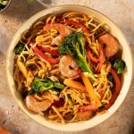 Sauté de nouilles soba aux crevettes
